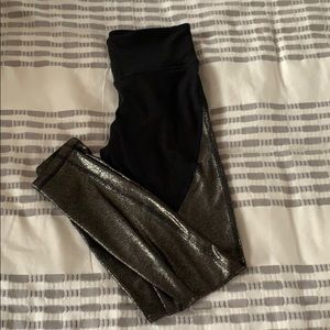 Workout leggings with gold foil detail